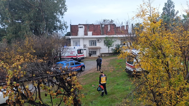 Babası ve yengesini silahla vurup kendini eve kilitledi