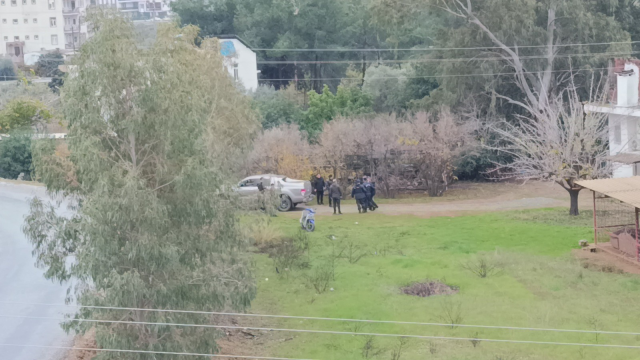 Babası ve yengesini silahla vurup kendini eve kilitledi