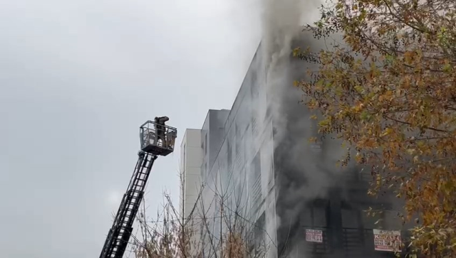 Bağdat Caddesi'nde 5 katlı binada yangın! Alevler her yeri sardı