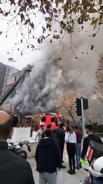 Bağdat Caddesi'nde 5 katlı binada yangın! Alevler her yeri sardı