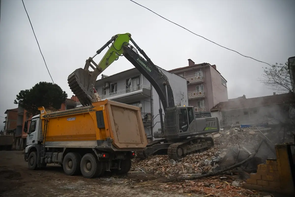 Sındırgı\'da Depremden Sonra Yıkım Devam Ediyor