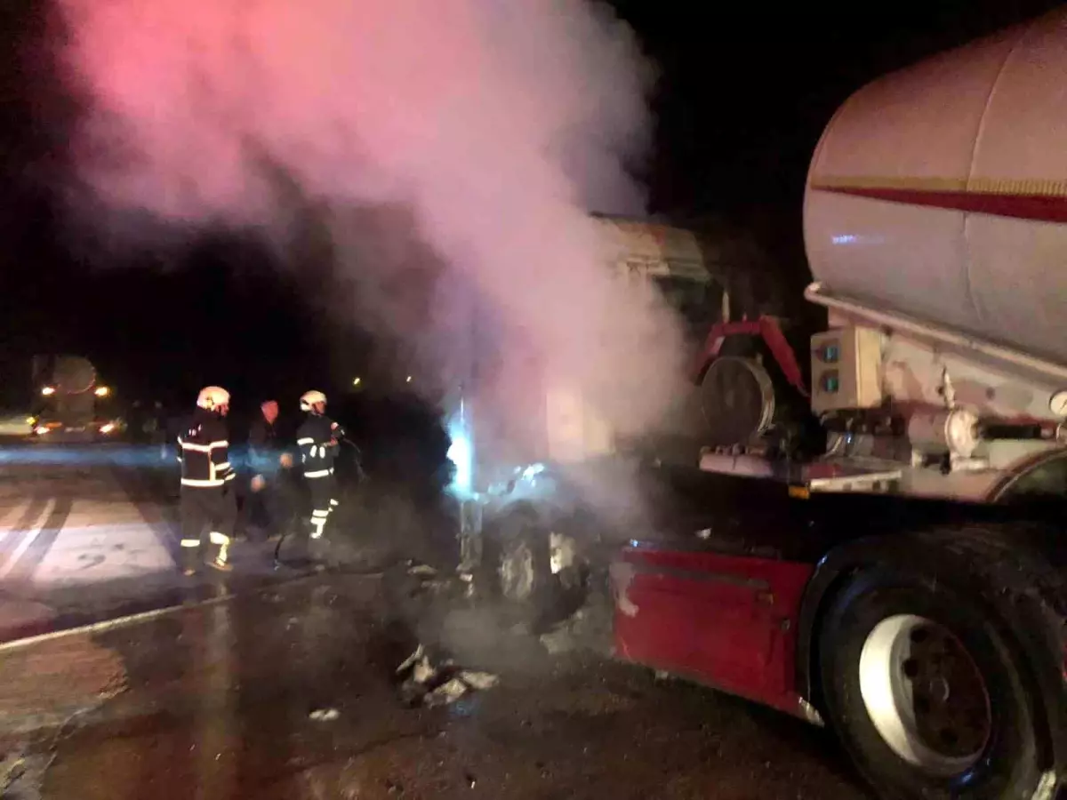 Burdur\'da Tır Yangını: Araç Kullanılmaz Hale Geldi