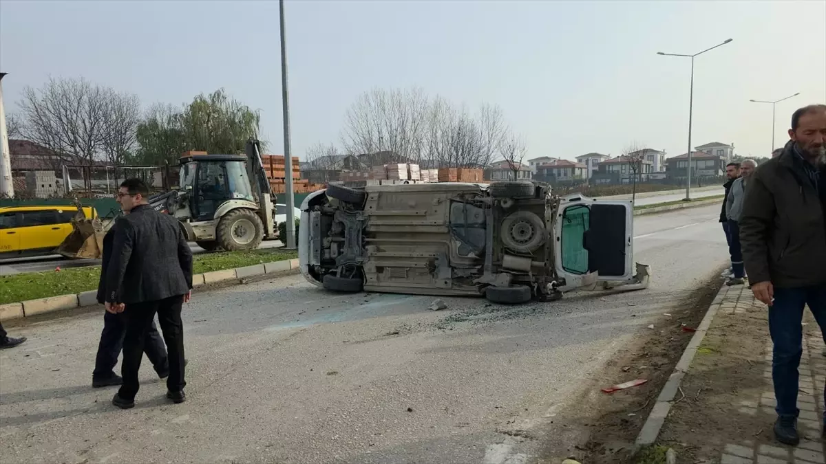 İnegöl\'de Ticari Araç Çarpıştı: 7 Yaralı