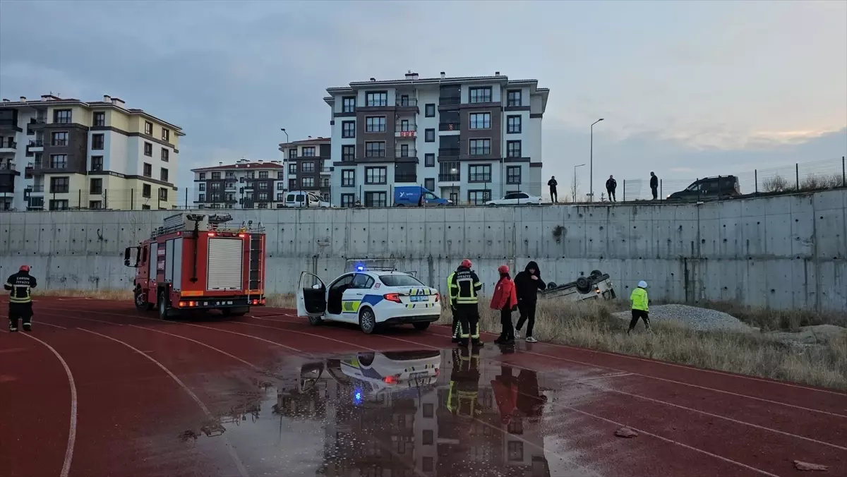 Çorum\'da İstinat Duvarından Düşen Araçta Sürücü Yaralandı