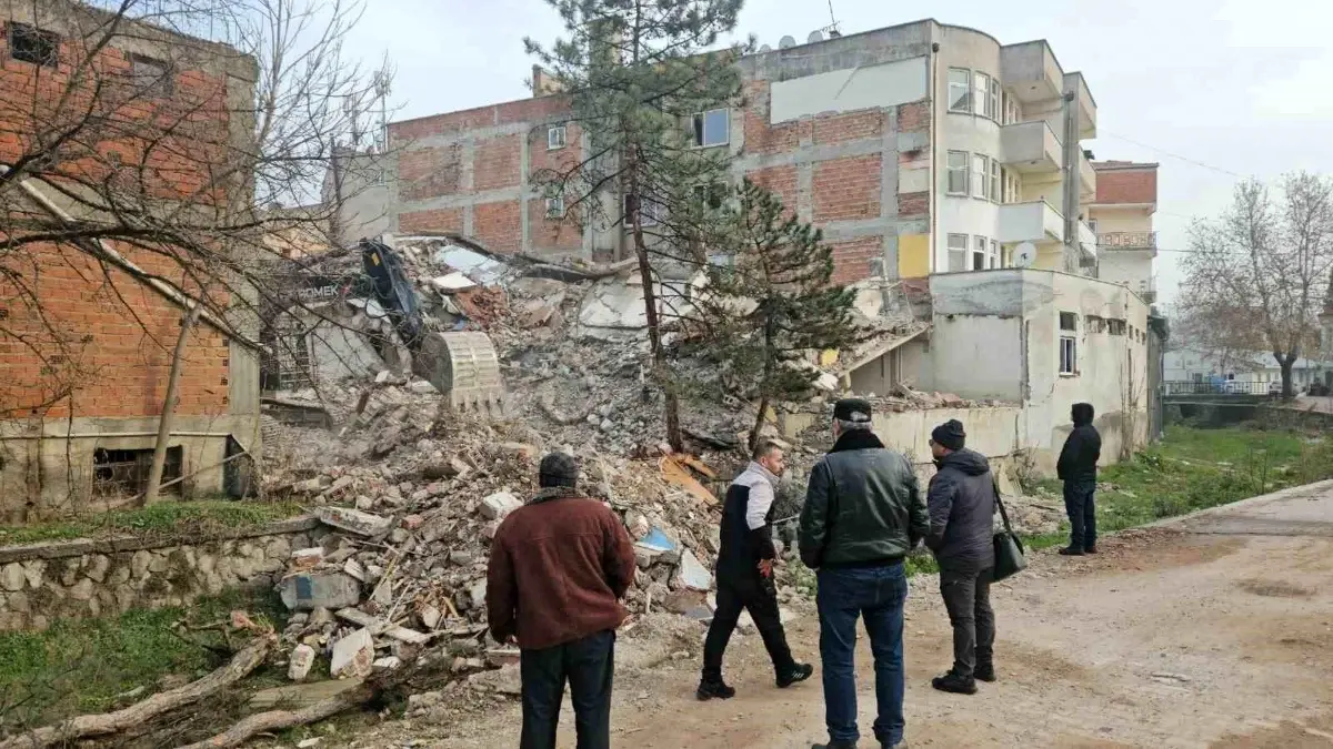 Sındırgı\'da Yıkım Çalışmaları Devam Ediyor