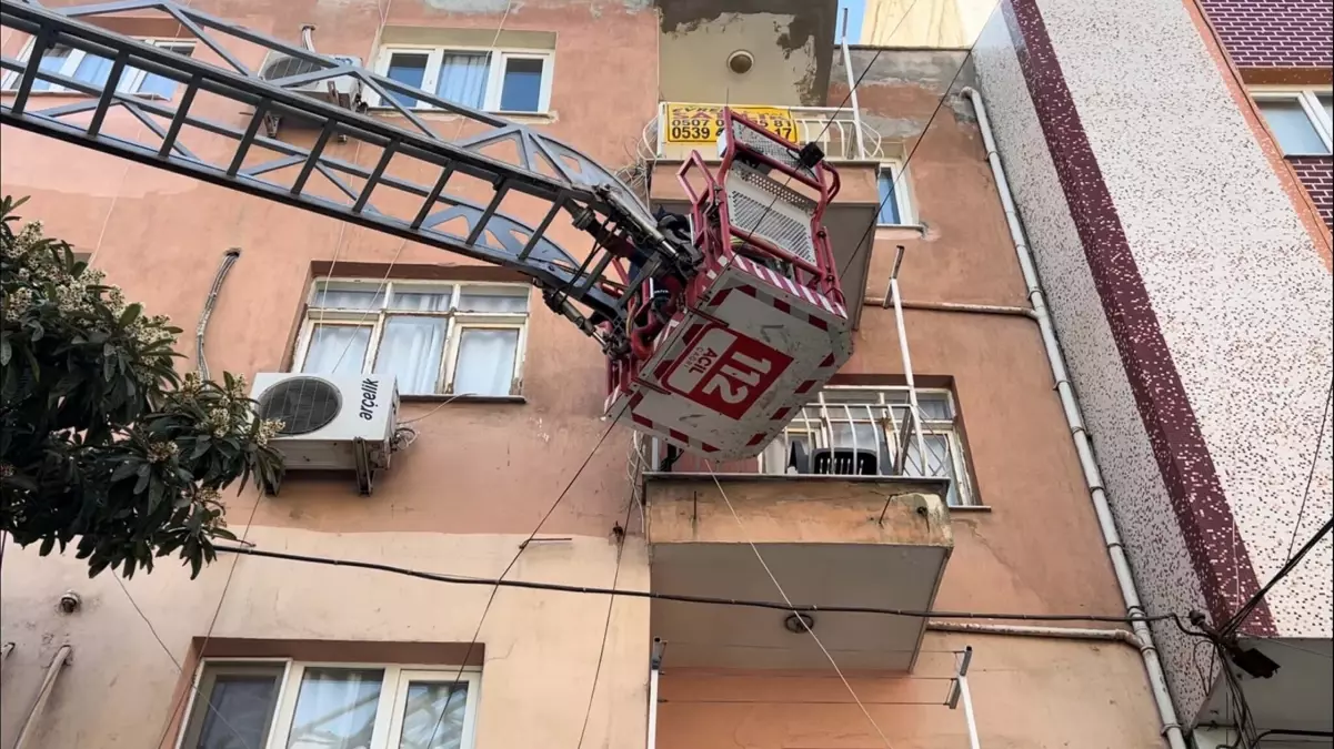 Evinde düşüp, mahsur kalan felçli hasta, balkondan eve girilerek kurtarıldı
