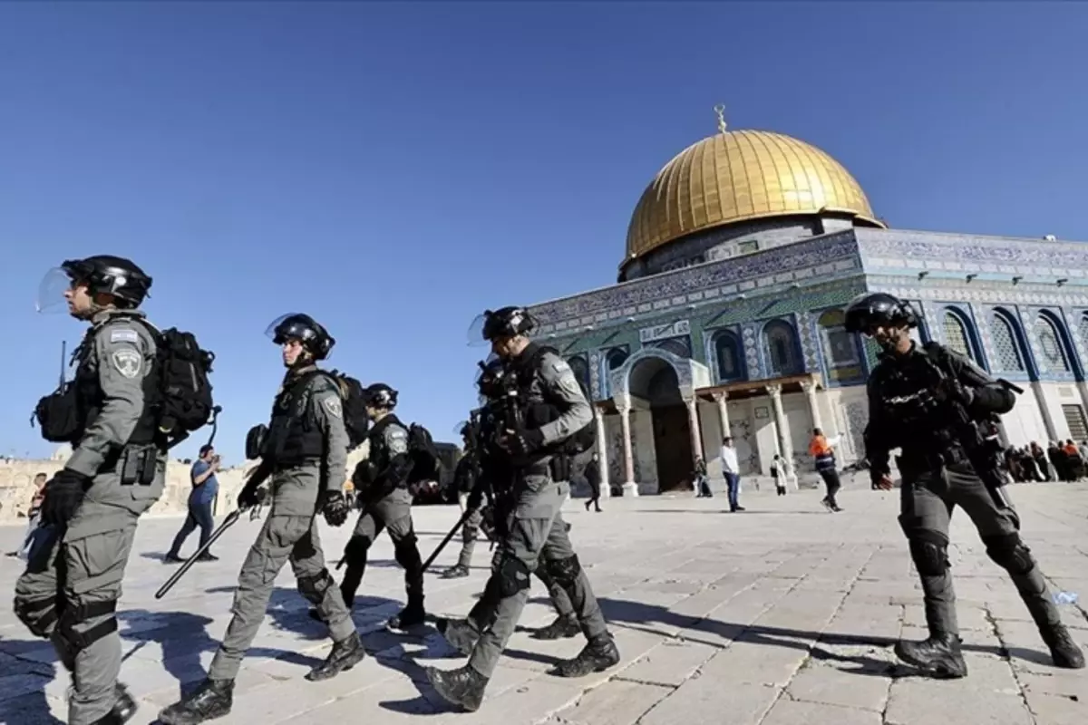 Filistin topraklarını gasbeden İsrailliler, Mescid-i Aksa\'ya baskın düzenledi