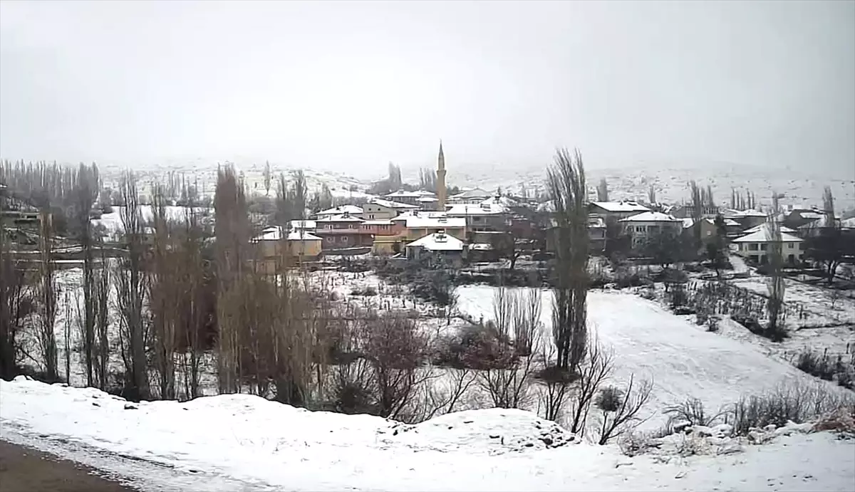 Gemerek\'te Kar Yağışı Etkili Oldu