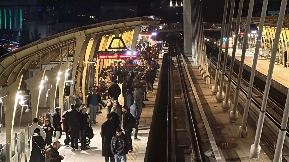 İstanbul\'da metro arızası, seferler aksıyor