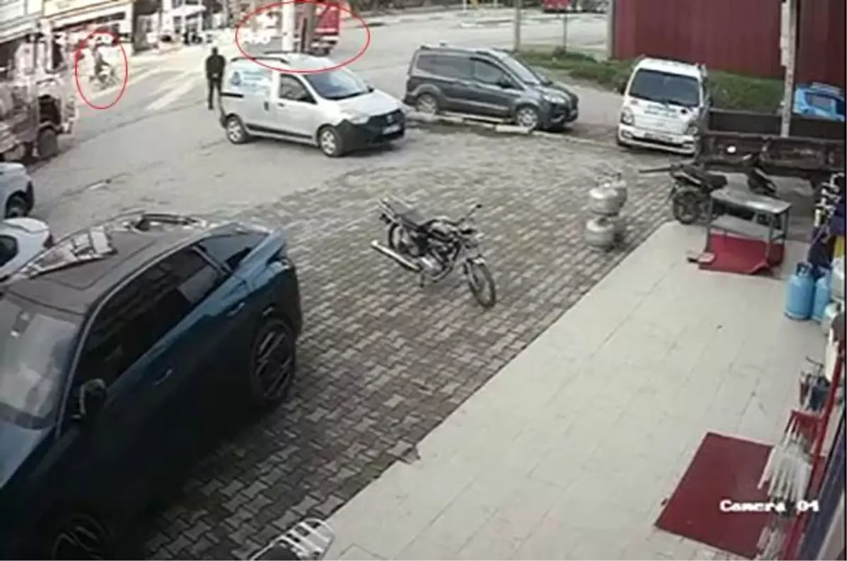 İzmir\'de Motosiklet Kazası: Genç Öğrenci Ağır Yaralı