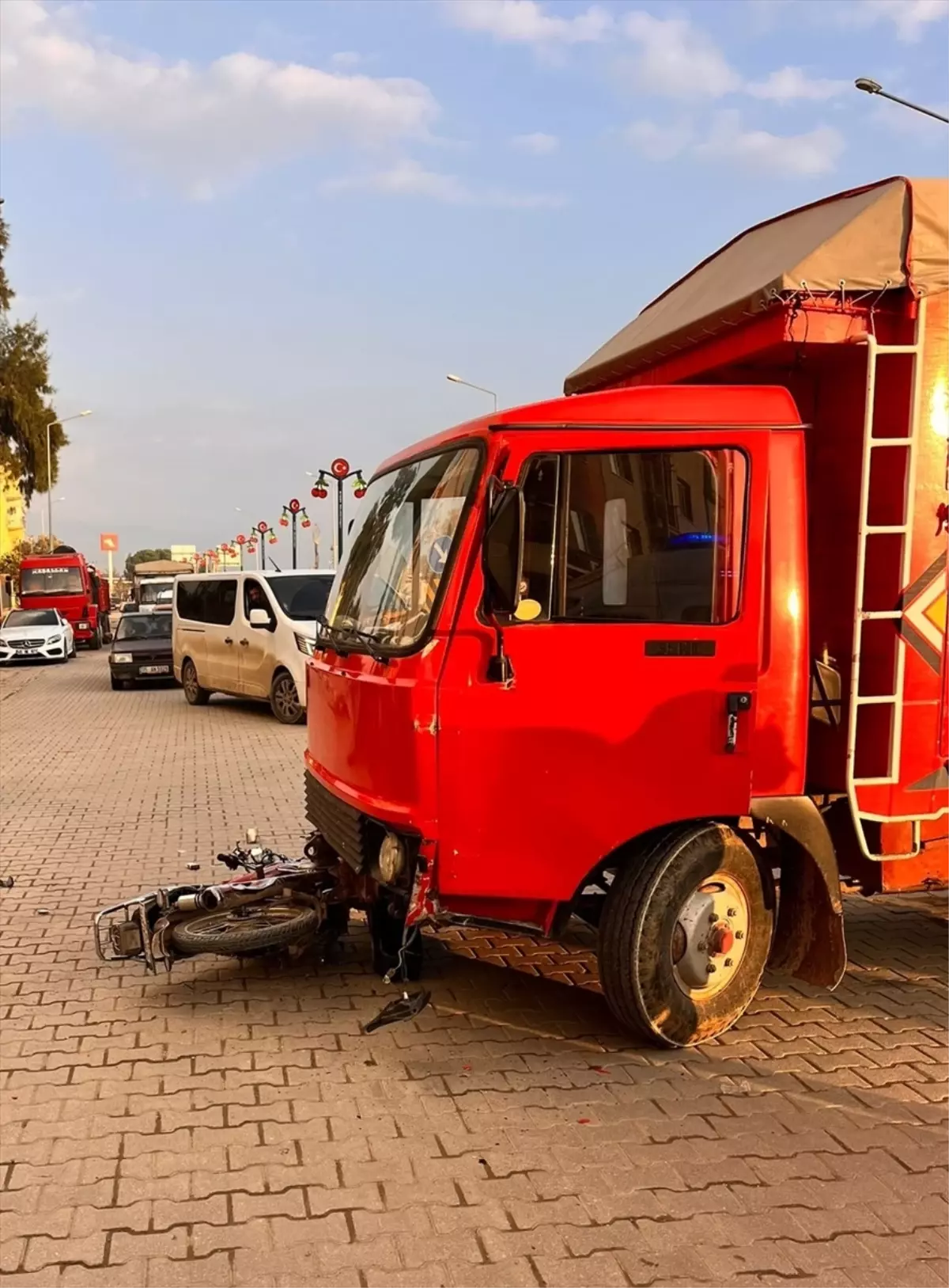 İzmir\'de Trafik Kazası: Motosikletli Genç Ağır Yaralandı