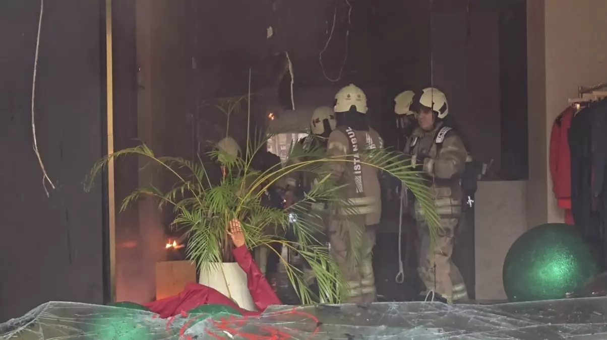 Kadıköy\'de 5 Katlı Binada Yangın