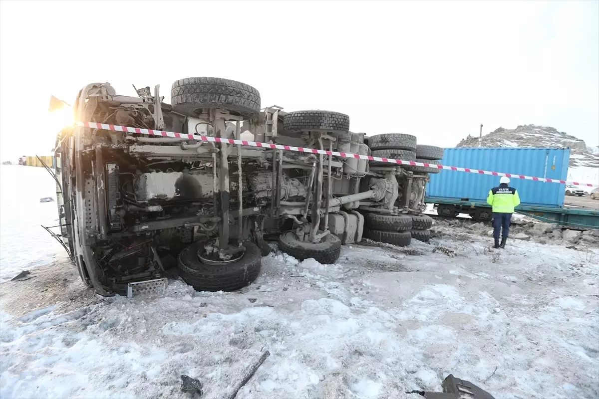 Kars\'ta Tren Kazası: Sürücü Hayatını Kaybetti
