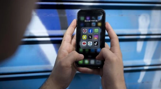 Karşı cinse ait fotoğrafları düzenli olarak beğenen eş tazminata mahkum edildi