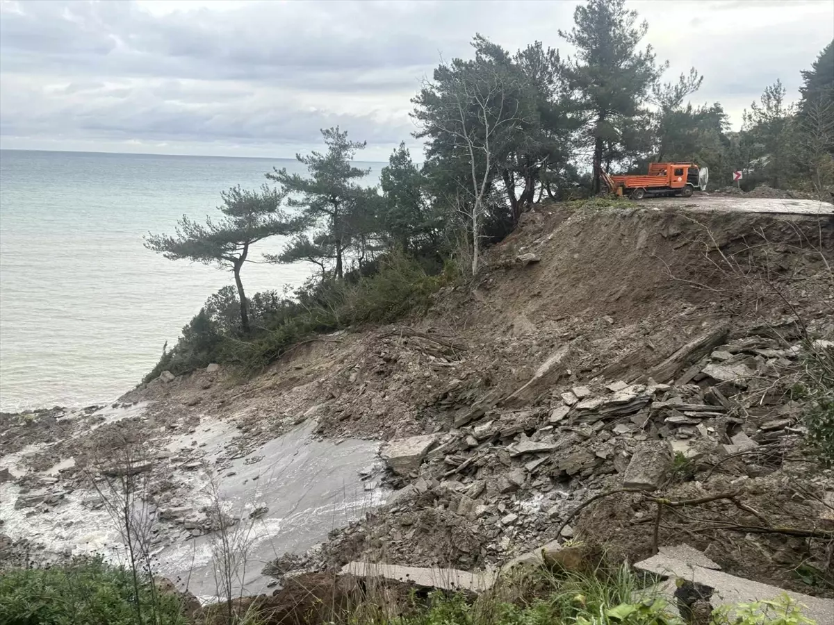 Kastamonu\'da Heyelan Yolu Kapattı