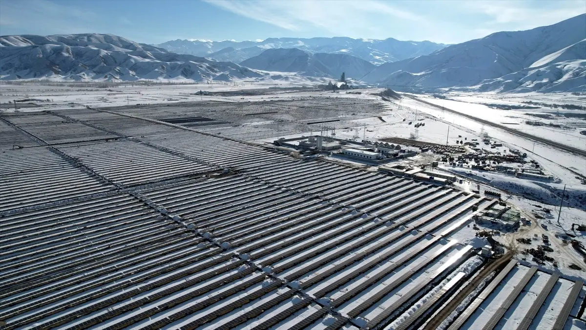 Kırgızistan\'ın İlk Güneş Enerjisi Santrali Açıldı