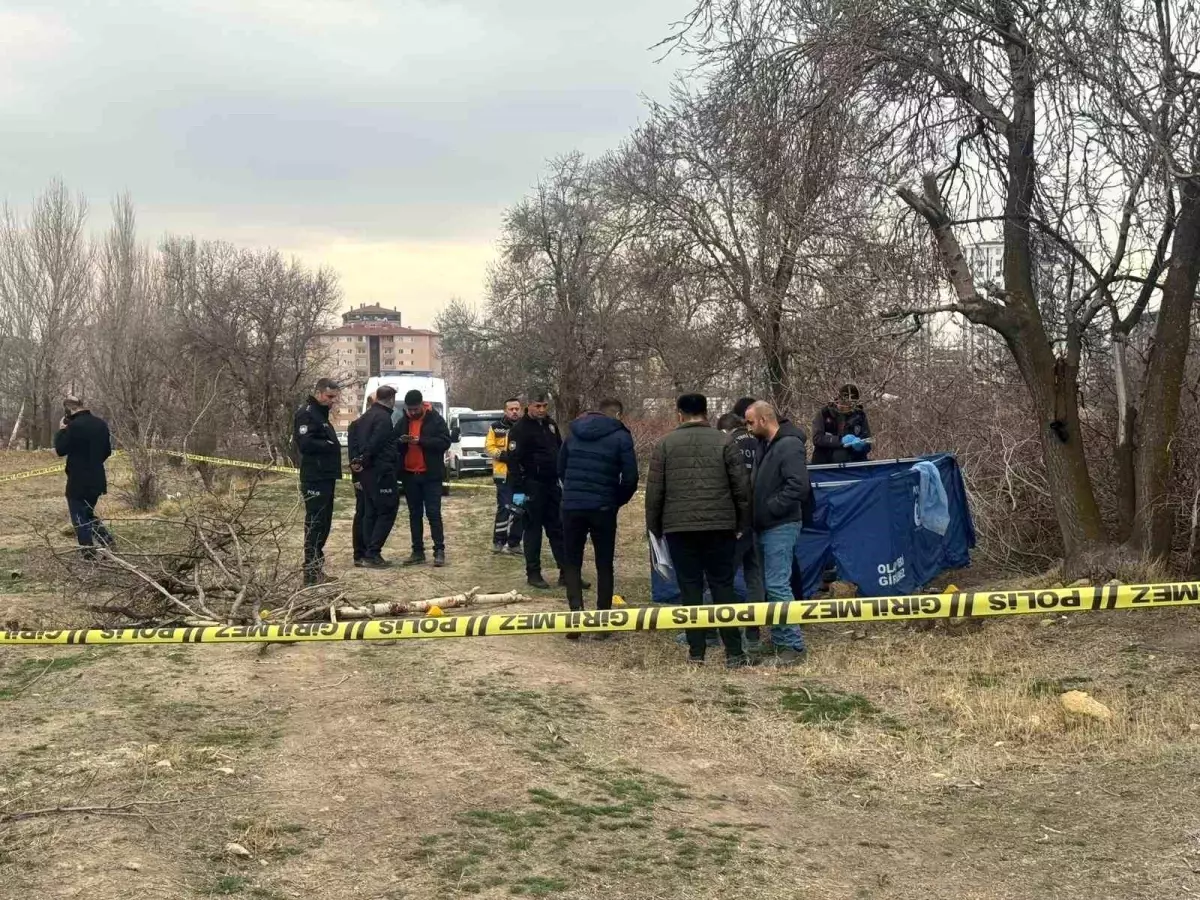 Niğde\'de Boş Arazide Erkek Cesedi Bulundu