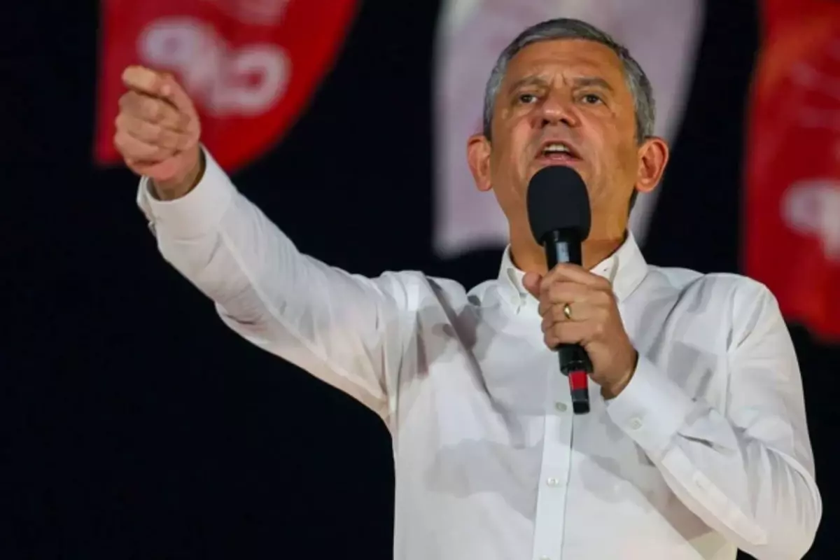 Özel\'den vatandaşlara \'sokak\' çağrısı: Hepinizi meydanlara, direnmeye davet ediyorum