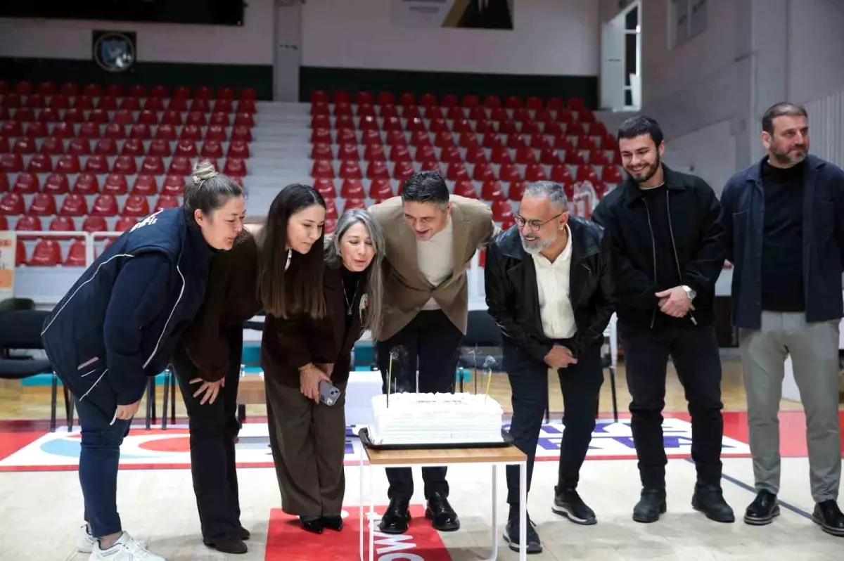 Personelinden Başkan Serkan Acar\'a doğum günü sürprizi