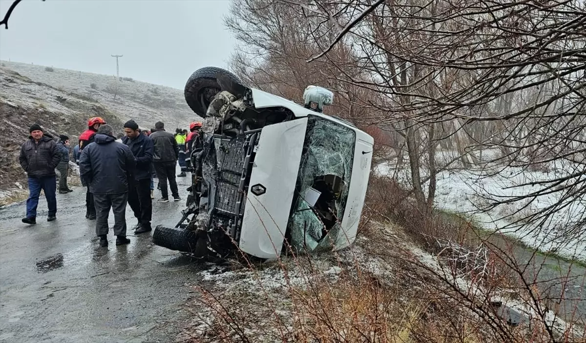 Sivas\'ta Öğrenci Servisi Devrildi: 15 Yaralı