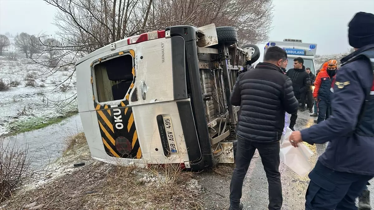 Sivas\'ta Öğrenci Servisi Devrildi: 15 Yaralı