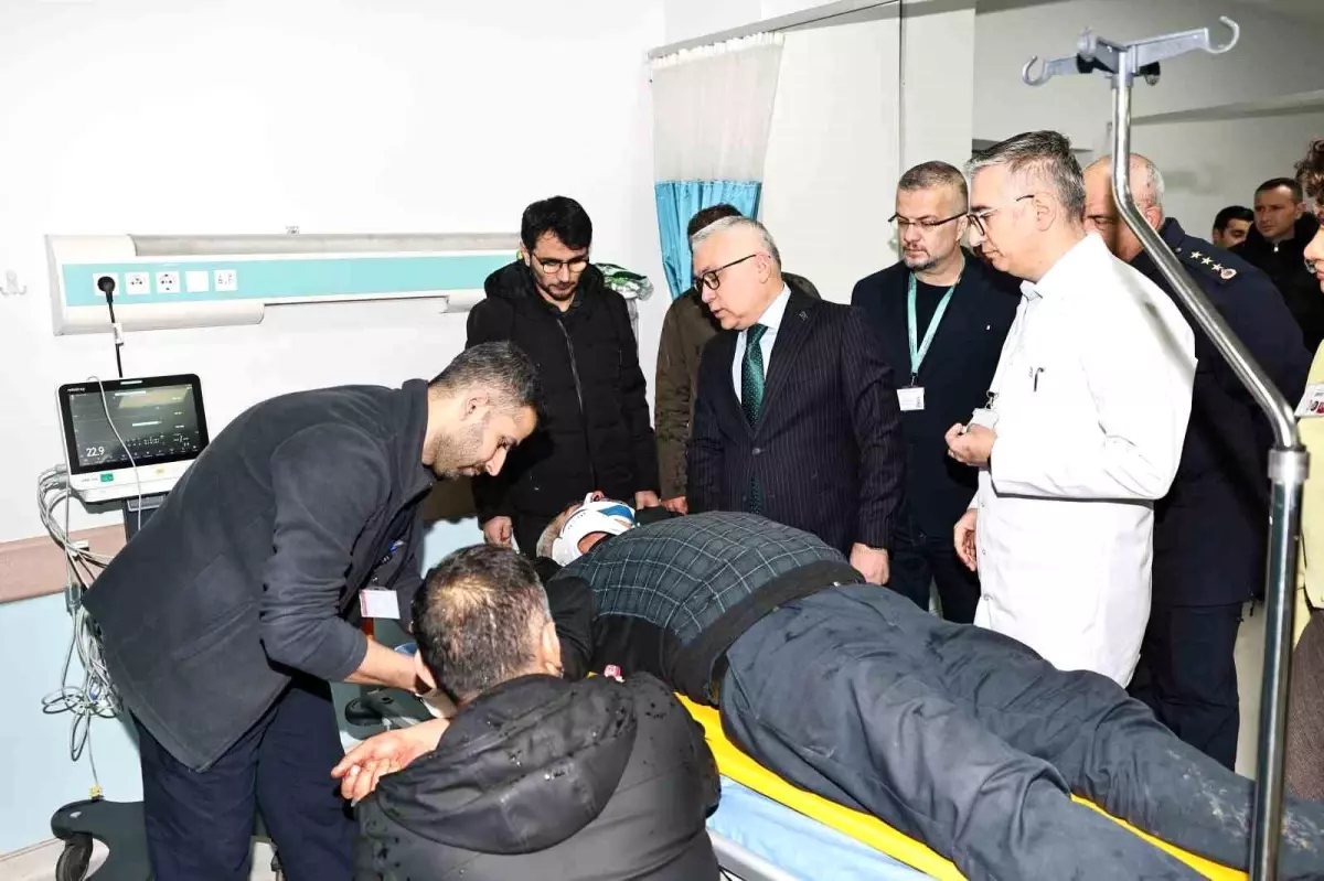 Sivas\'ta Servis Kazası: 15 Yaralı