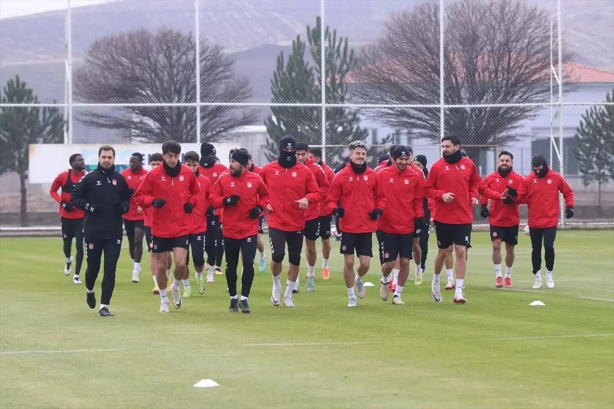 Sivasspor, Bandırmaspor\'u Yenerek Devre Arasına Girmek İstiyor