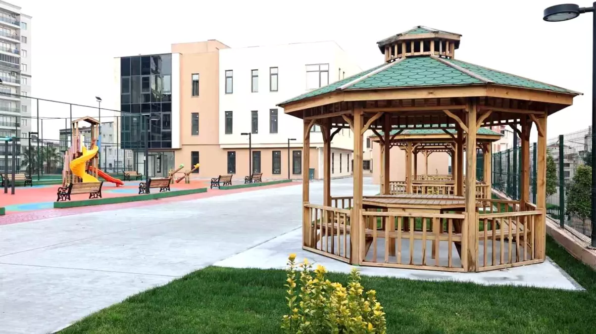 Sultangazi\'de D Caddesi zeminaltı otopark, hizmet tesisi, park ve aile sağlığı merkezi birçok ihtiyaca çözüm oldu