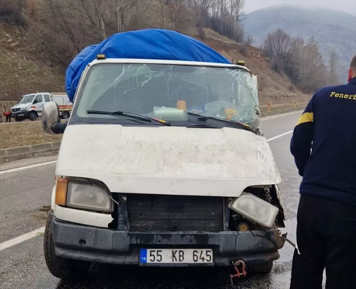 Sivas\'ta Kamyonet Kaza Yaptı: 4 Yaralı