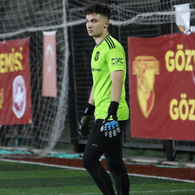 Takımsız kaldı, yeni işini halı sahada buldu