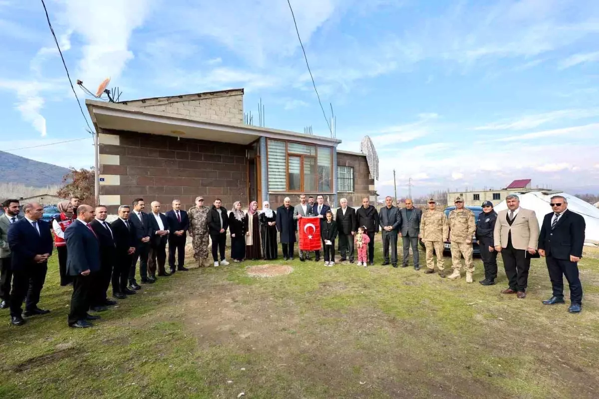 Vali Karakaya\'dan şehit ailesine ziyaret