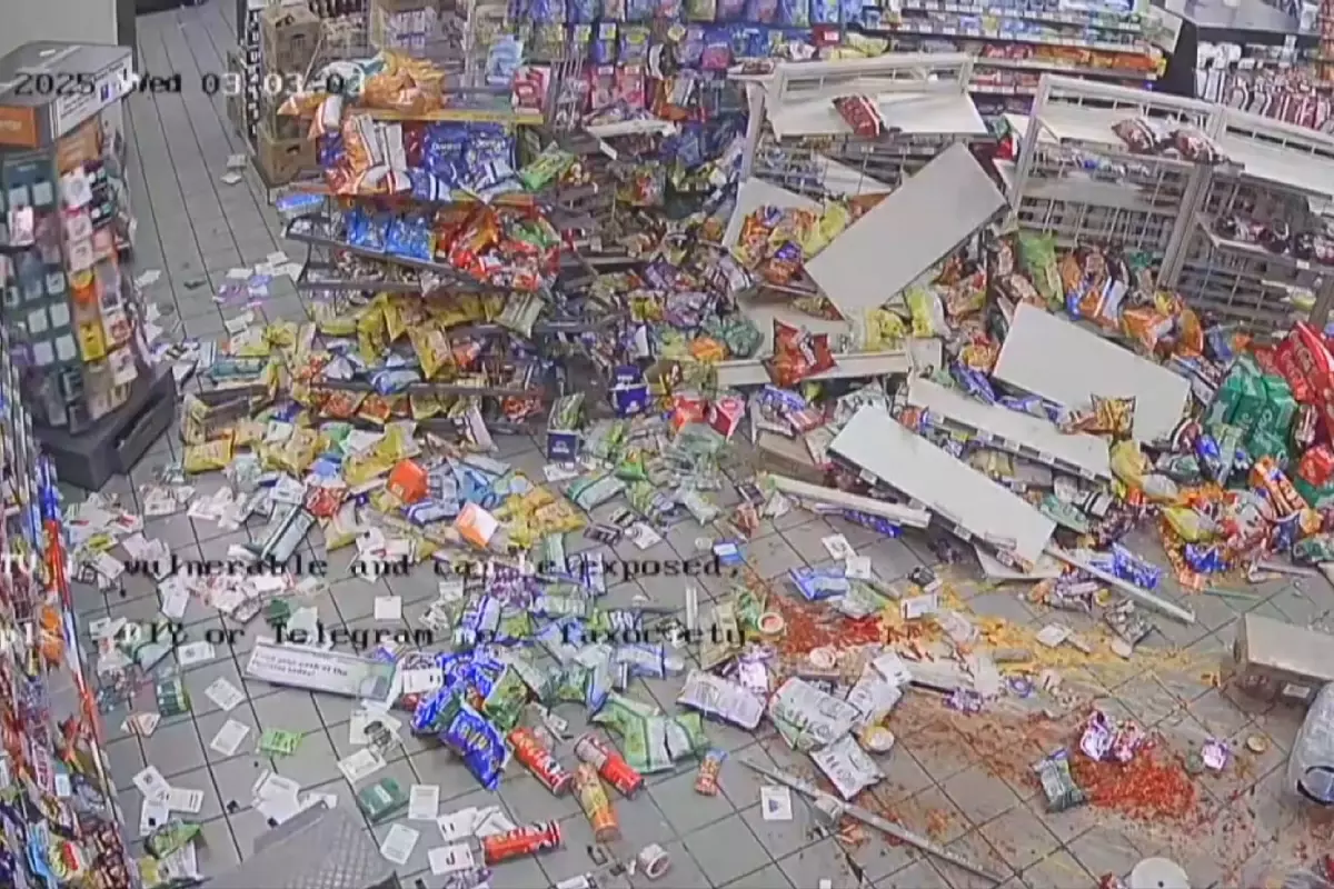 Eşi benzeri görülmemiş hırsızlık! Halatla araca bağladı, ortalığı yerle bir etti