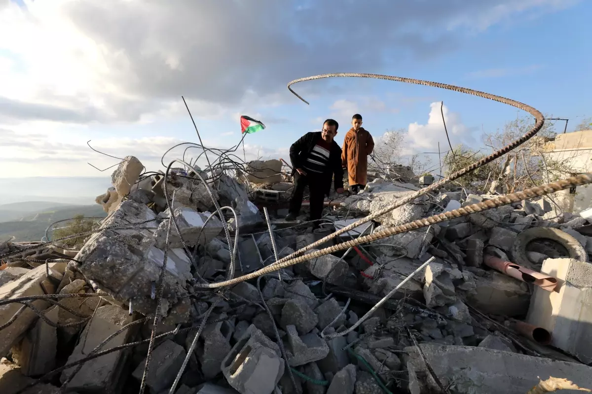 İsrail Ordusu Nablus\'ta Ev Yıktı