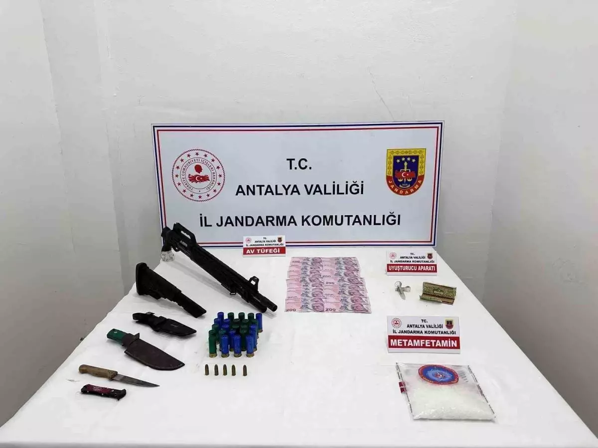 Antalya\'da Uyuşturucu ve Silah Operasyonu