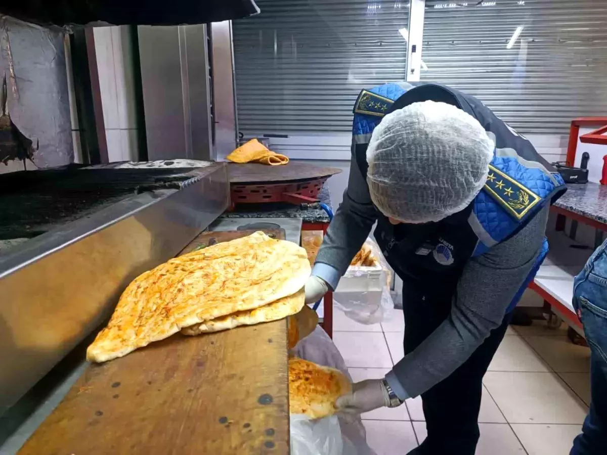 Baharatın içine bozulmasın diye bırakılan çiğ et, zabıta ekiplerini şaşırttı