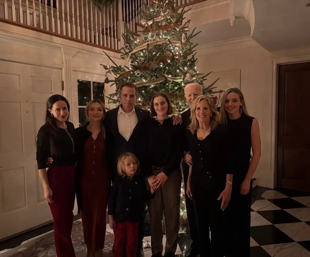 Biden\'dan Noel fotoğrafı kafaları karıştırdı, neredeyse görünmez oldu