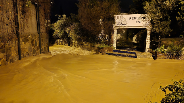 Bodrum'da sağanak; 1 evin istinat duvarı çöktü, yollar göle döndü