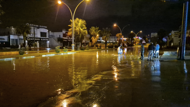 Bodrum'da sağanak; 1 evin istinat duvarı çöktü, yollar göle döndü