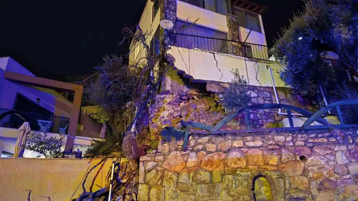 Bodrum\'da sağanak yağış: Yollar kapandı, ev ve iş yerlerini su bastı