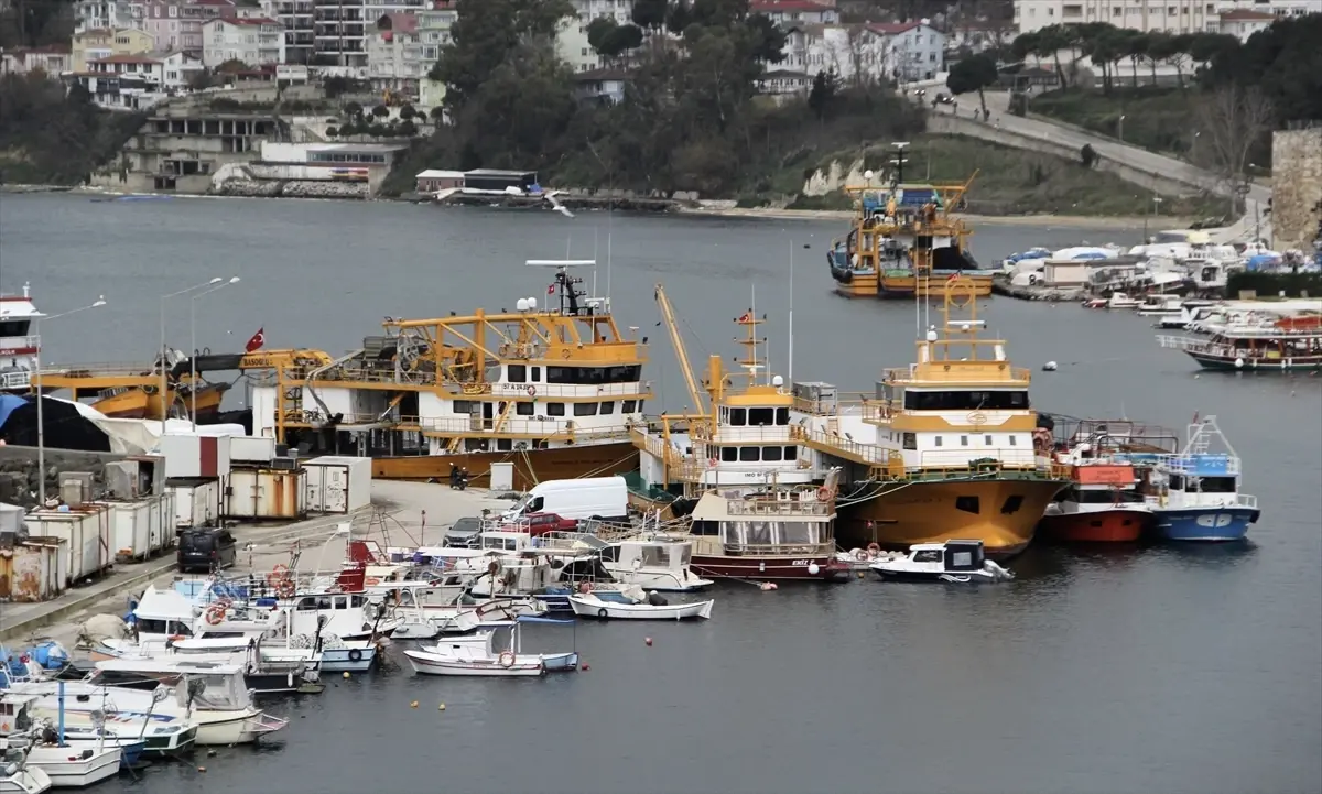 Karadeniz Fırtınası Gemileri Limana Sığındırdı