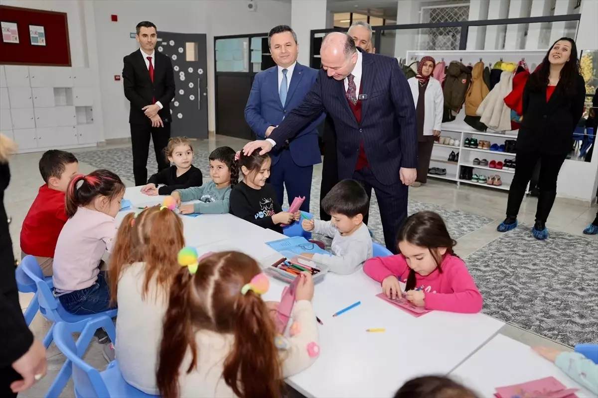 Giresun Valisi, Abacıbükü İlkokulu\'nu Ziyaret Etti
