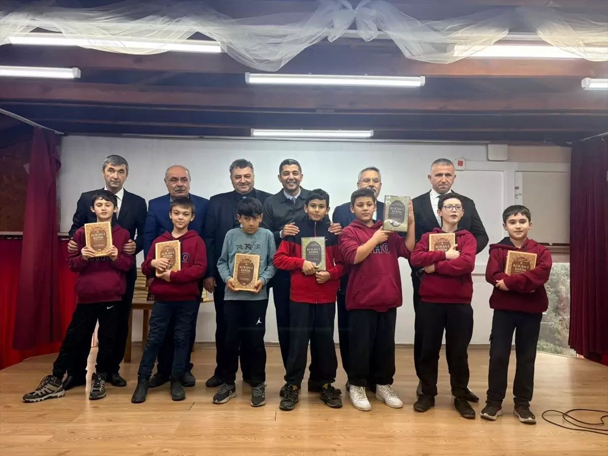 Kur\'an-ı Kerim Öğrencilere Hediye Edildi