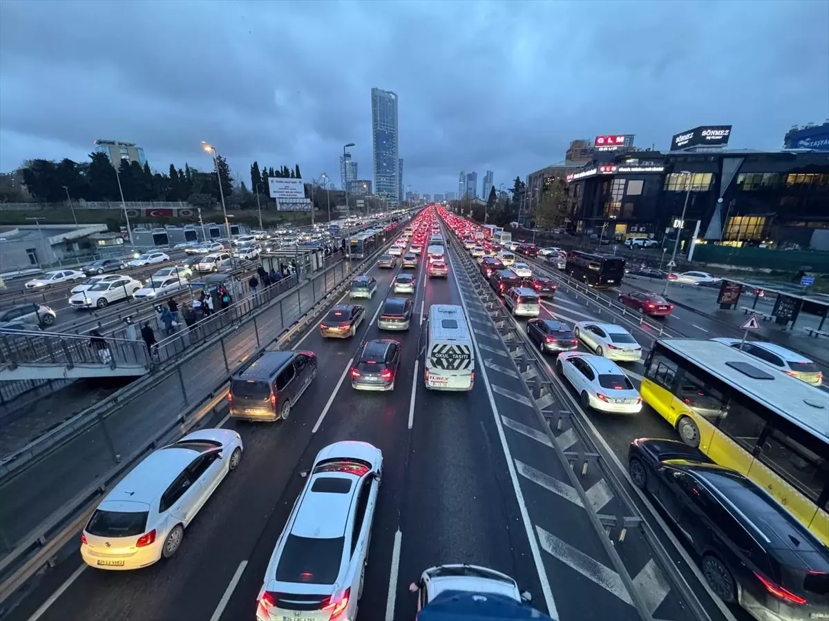 İstanbul\'da akşam saatlerinde trafik yoğunluğu yüzde 90\'a çıktı