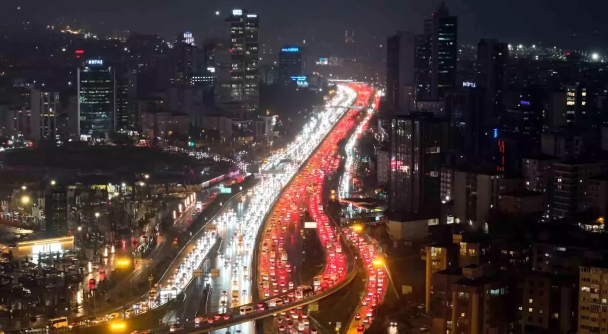 İstanbul\'da trafik durma noktasına geldi: Yağmurun etkisi ile yoğunluk yüzde 90\'a ulaştı