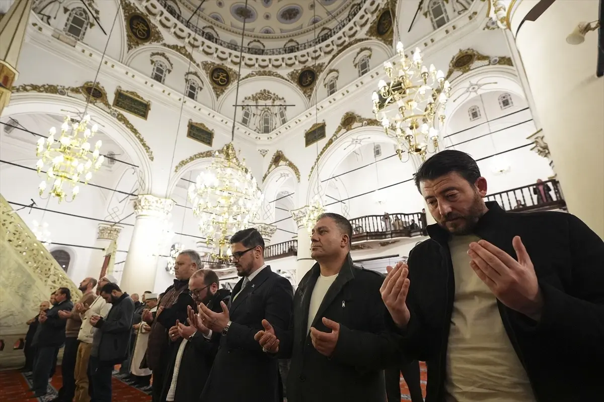 Regaip Kandili İzmir\'de Dualarla İdrak Edildi