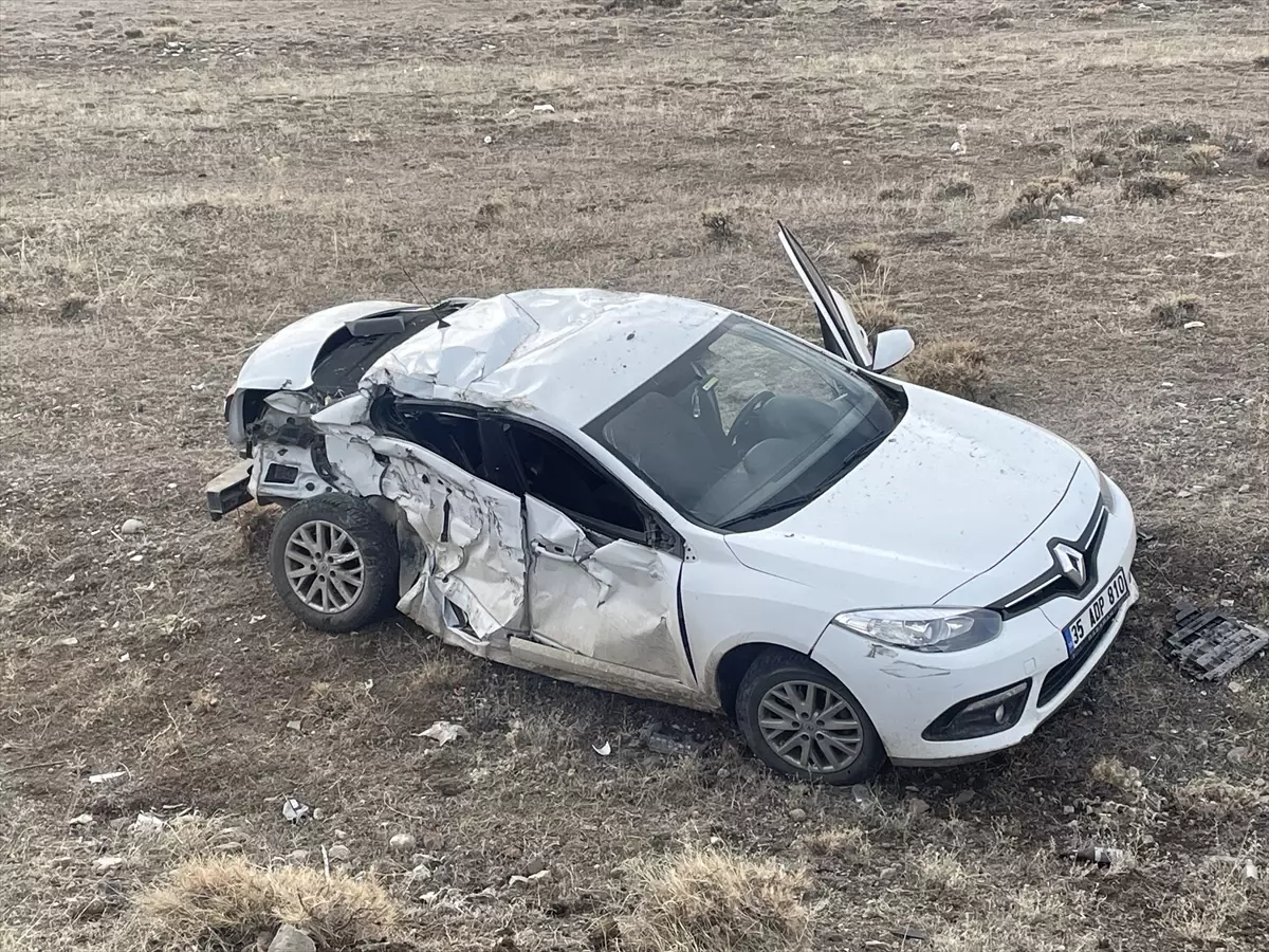 Kars\'ta Otomobil Kamyonla Çarpıştı