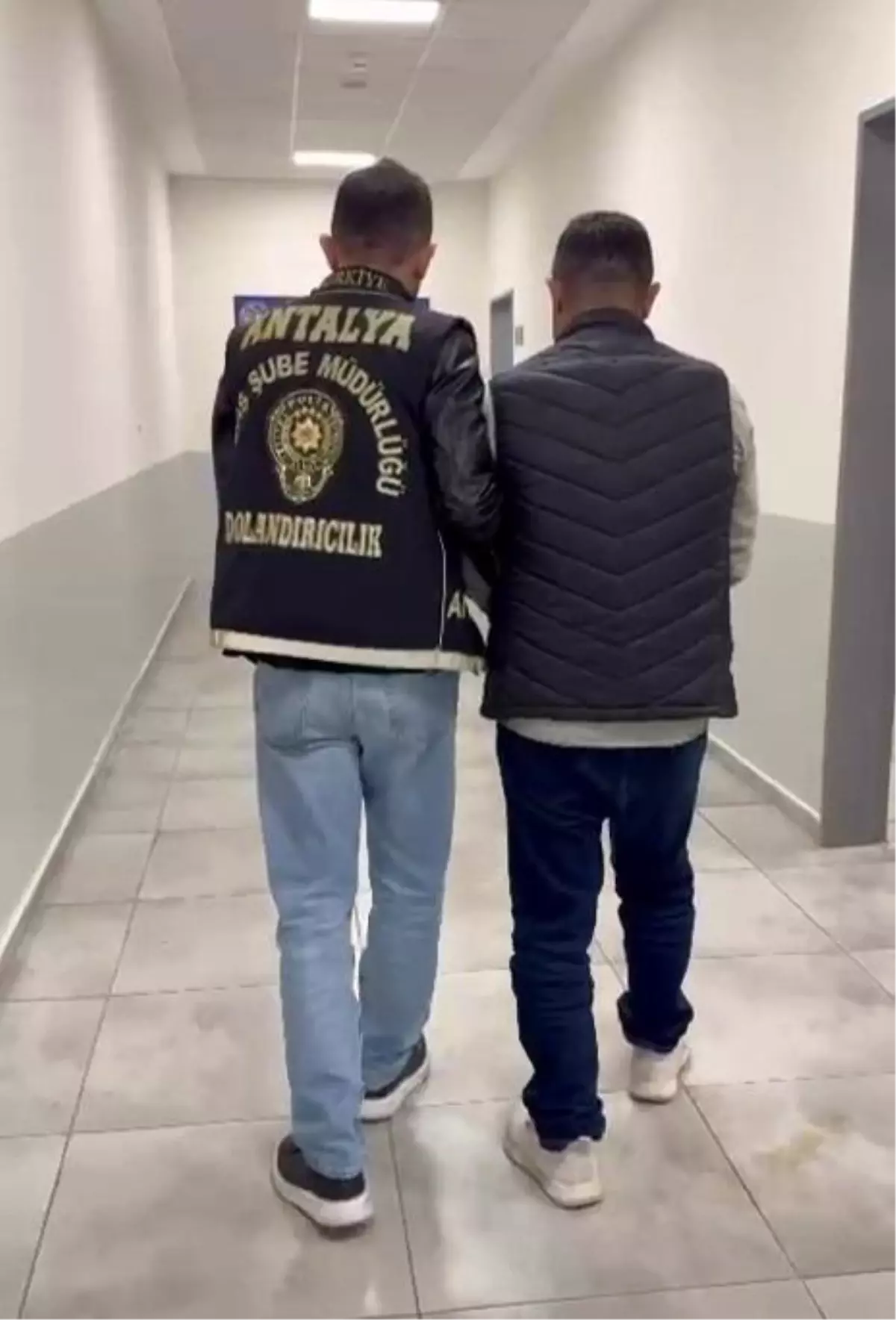 Antalya\'da Dolandırıcı Sivil Polis Kılığında Yakalandı