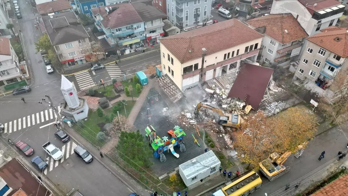 Körfez\'de Riskli Bina Kontrollü Yıkıldı