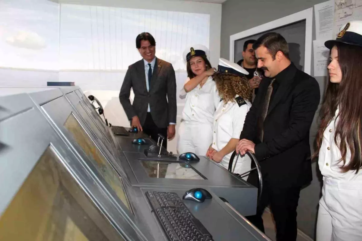 Köyceğiz Kaymakamı Kumcu, gemi simülasyon laboratuvarını inceledi