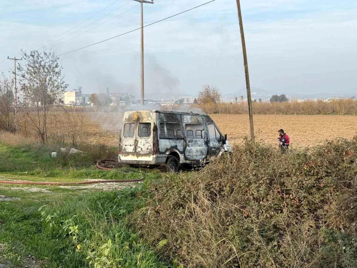 Tarsus\'ta Yanmış Minibüs Bulundu